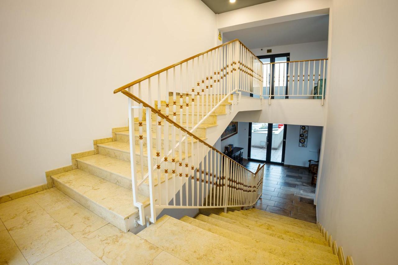 Voluntari Bliss Inn Tunari מראה חיצוני תמונה